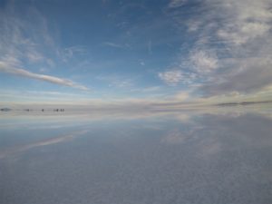 ボリビアのウユニ塩湖　鏡張りの絶景