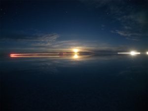 ウユニ塩湖に満月が沈む様子