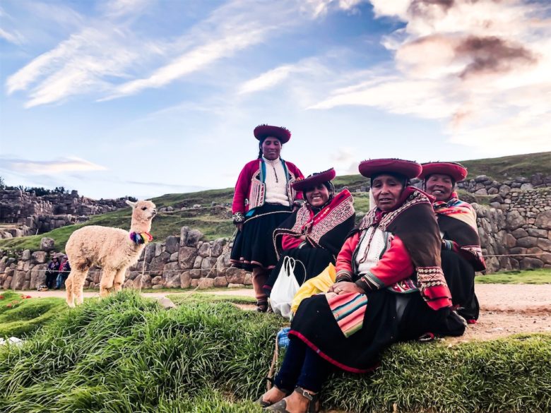クスコの遺跡にいた現地の民族衣装を着た女性たちとアルパカ