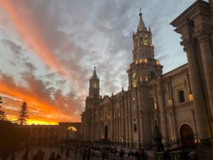 ペルーのアレキーパ　アルマス広場の夕日