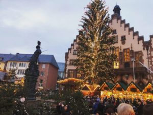 ドイツクリスマスマーケット　フランクフルトのレーマー広場