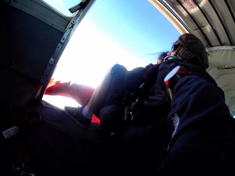 スカイダイビング　飛行機から降りる習慣