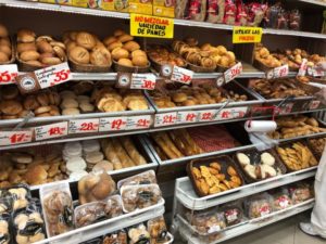 ボリビアのスーパーマーケット　パンの陳列