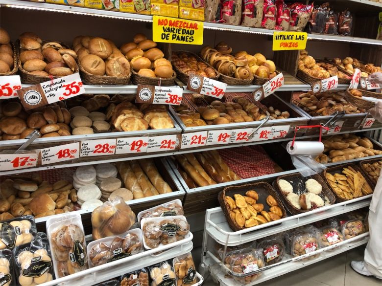 ボリビアのスーパーマーケット　パンの陳列