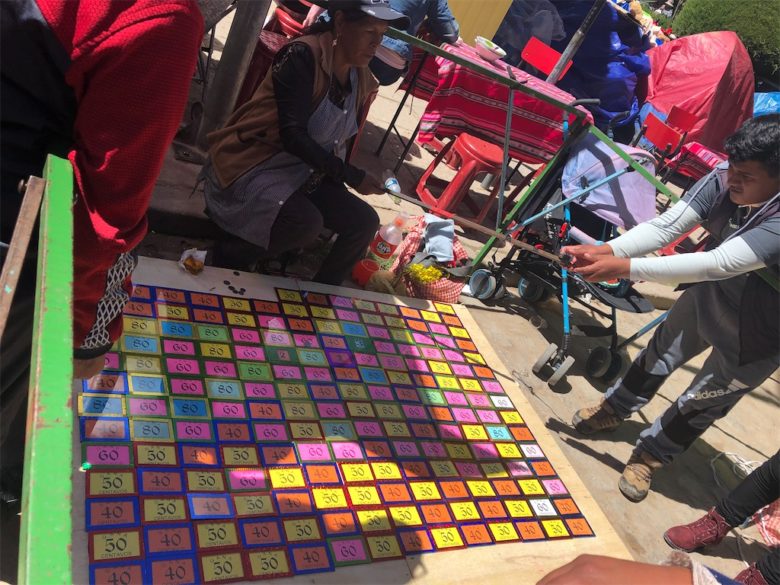 チチカカ湖の街でのお祭りでの出店風景ゲームご当地のゲーム