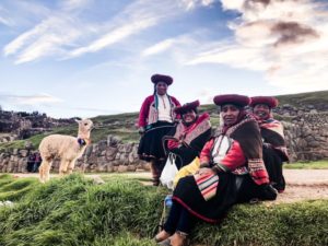 ペルーの民族衣装を着た女性たちとアルパカ