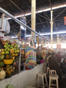 セントラル・デ・サン・ペドロ市場のフルーツジュース屋さん