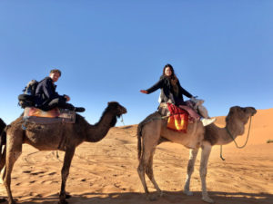 海外旅行　モロッコの砂漠でラクダに乗る