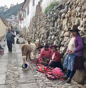 クスコの街並み　現地のおみやげを売っている女性たちとアルパカ