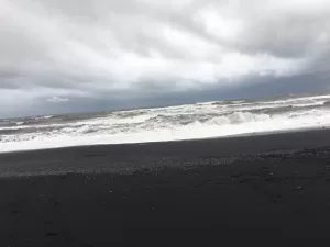 ブラックサンドビーチ　アイスランド