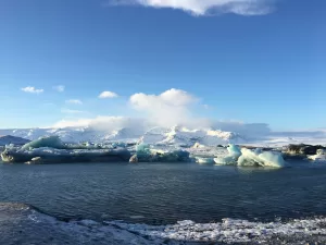 ヨークルスアゥルロゥンの氷河湖