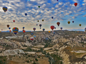 トルコのカッパドキアが気球で有名！
